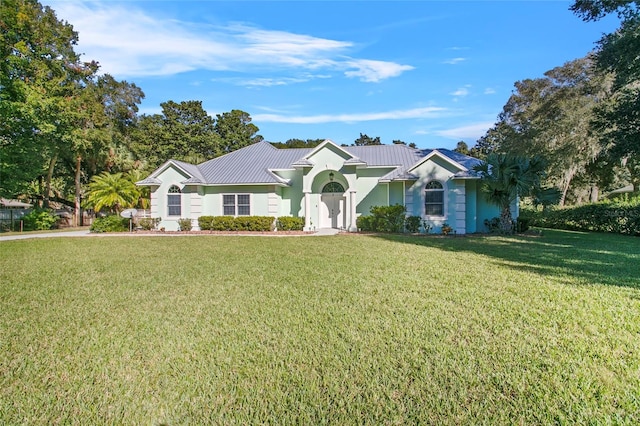 view of front of house featuring a front lawn