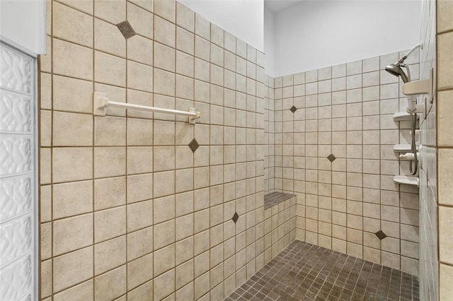 bathroom featuring a tile shower