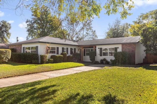 ranch-style house featuring a front yard