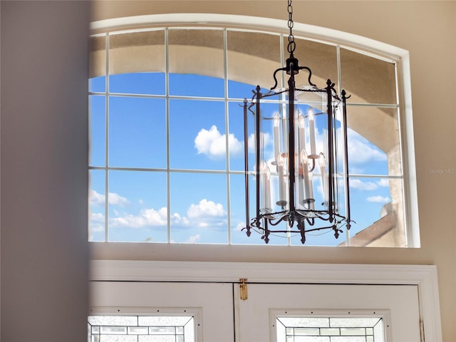 room details featuring an inviting chandelier