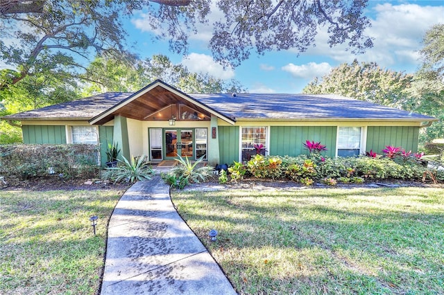 ranch-style home featuring a front lawn