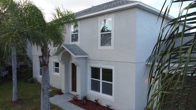 view of front facade featuring a front yard