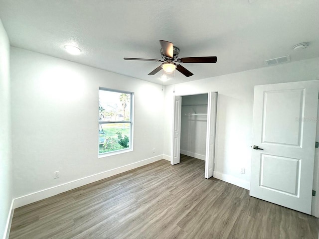 unfurnished bedroom featuring ceiling fan, light hardwood / wood-style floors, a textured ceiling, and a closet