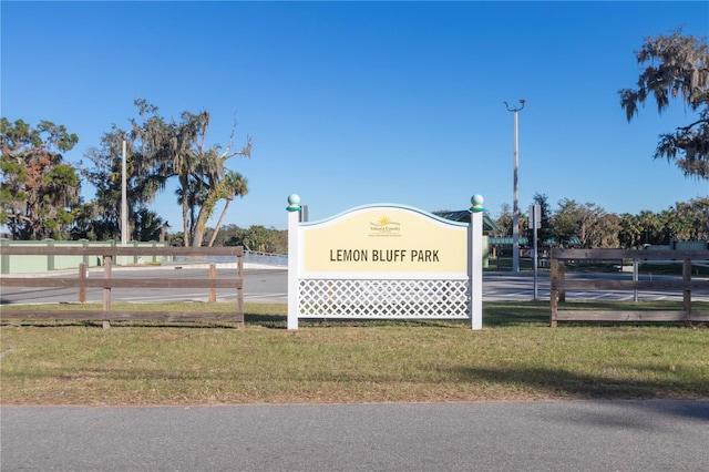 community / neighborhood sign featuring a lawn