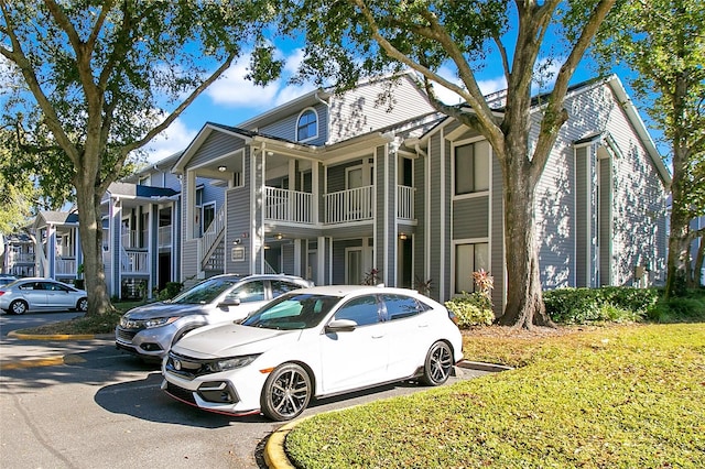 view of front of home featuring a balcony