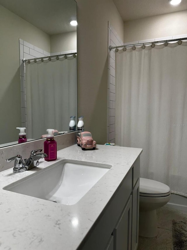 1023 S Hiawassee Rd Unit 4022, Orlando, FL 32835 - full bathroom featuring vanity, toilet, tile patterned floors, a shower with curtain, and recessed lighting