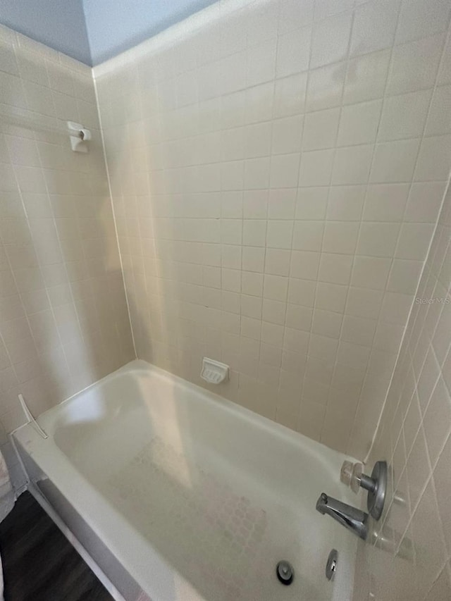 bathroom with tiled shower / bath combo