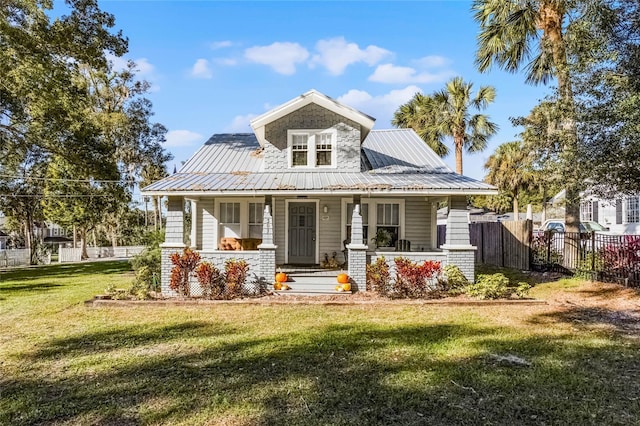 view of front of property featuring a front yard and a porch