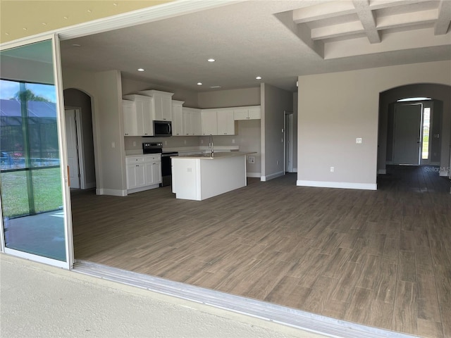 kitchen with sink, white cabinetry, a center island with sink, electric range, and dark hardwood / wood-style flooring