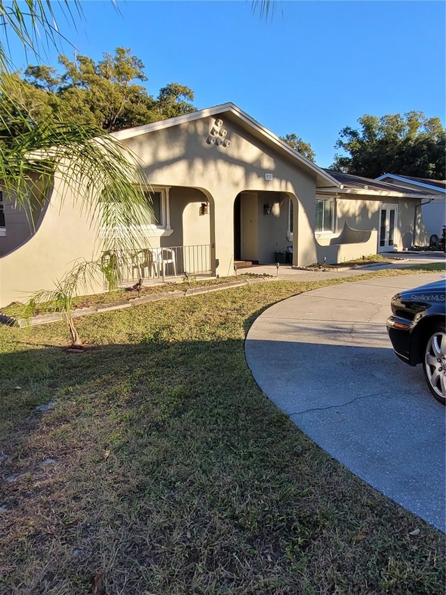 view of front of home featuring a front yard