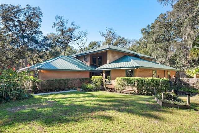 view of front of property with a front lawn