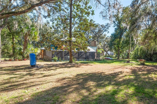 view of yard featuring a swimming pool