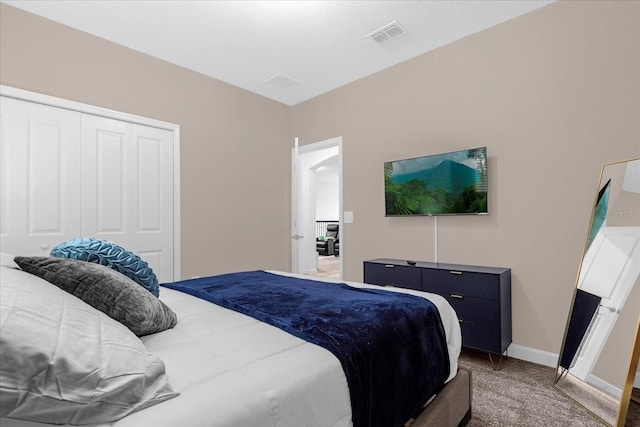 bedroom featuring carpet flooring and a closet