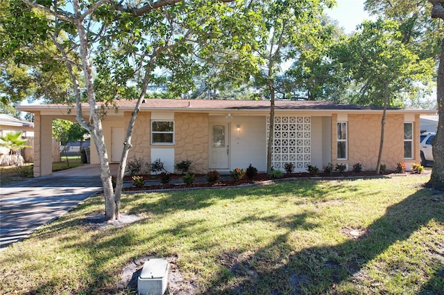 single story home featuring a front lawn