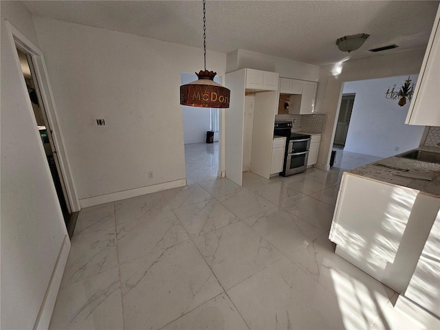 kitchen featuring white cabinetry, electric range, tasteful backsplash, and a textured ceiling