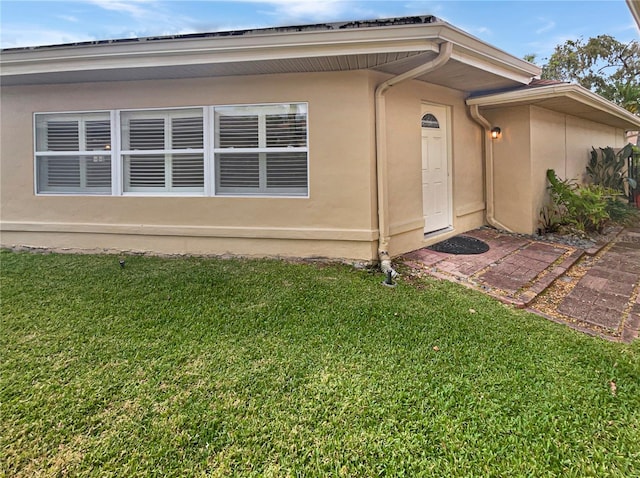 view of front of home featuring a front lawn