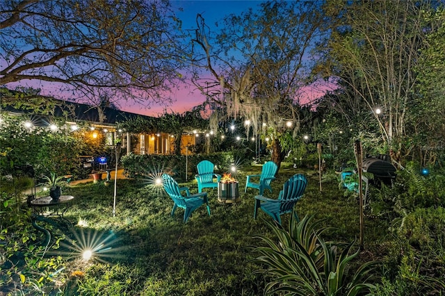 view of yard at dusk