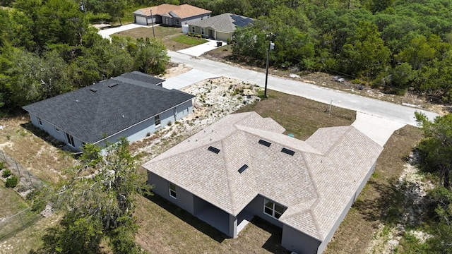 birds eye view of property featuring a forest view