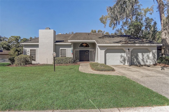 view of front of property featuring a front lawn and a garage