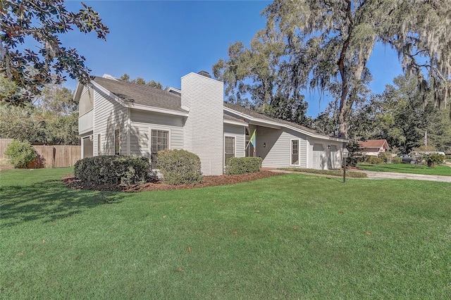 view of front of property featuring a front lawn