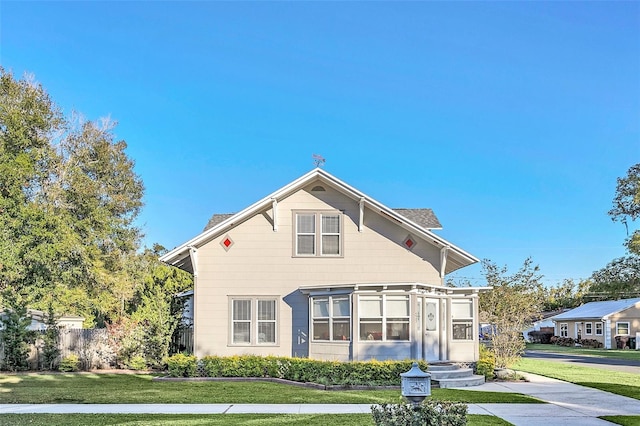 view of front of house featuring a front lawn