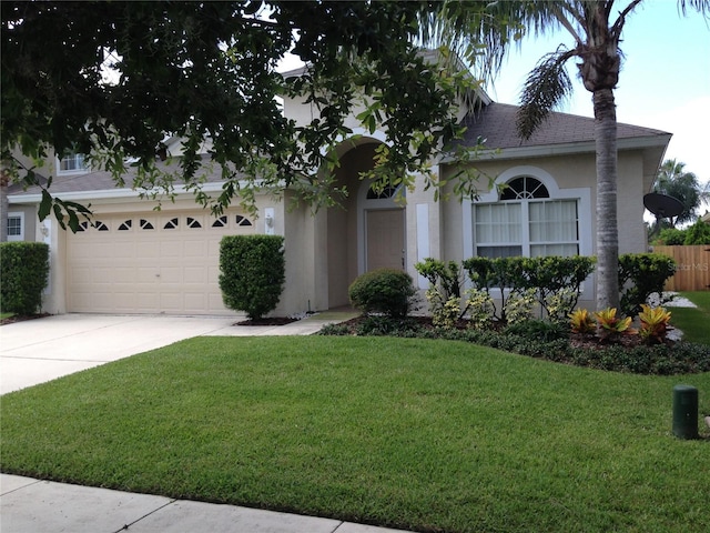 view of front facade featuring a front lawn