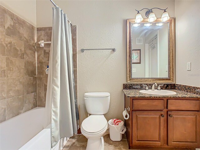 904 Charo Pkwy Unit 525, Davenport, FL 33897 - full bath with vanity, toilet, and shower / bath combination with curtain
