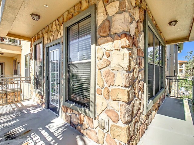 904 Charo Pkwy Unit 525, Davenport, FL 33897 - entrance to property featuring stone siding