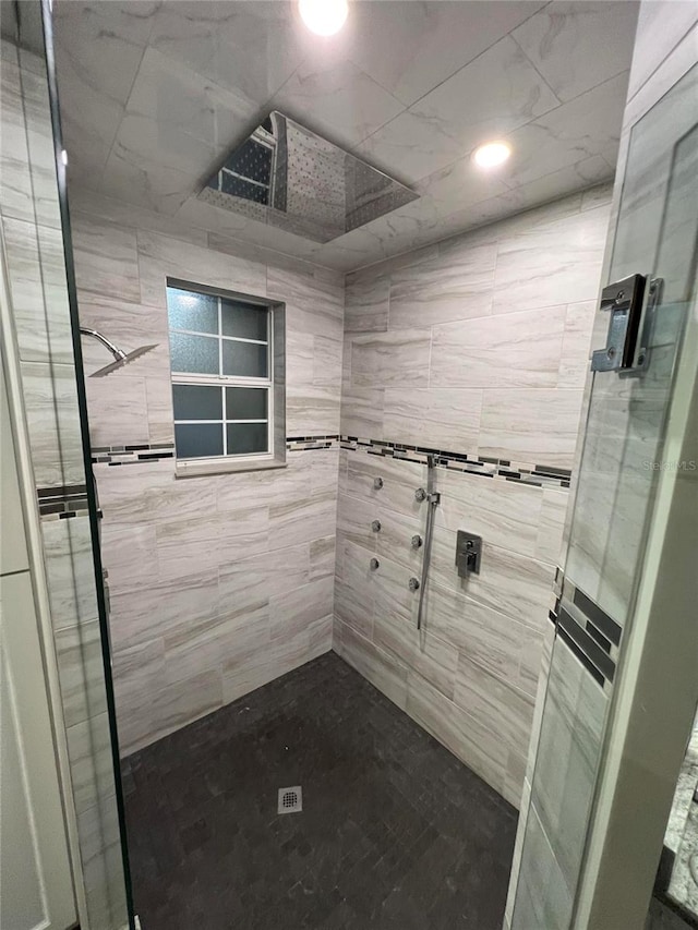 bathroom featuring a tile shower