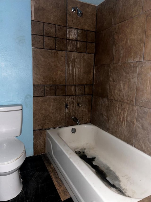 bathroom with tiled shower / bath and toilet