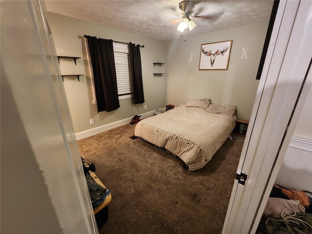 bedroom with ceiling fan, a textured ceiling, and carpet