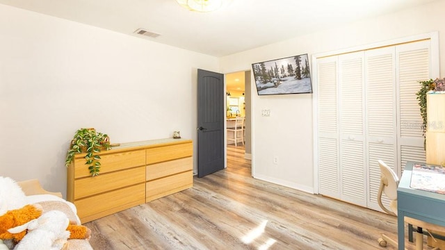 sitting room with light hardwood / wood-style flooring