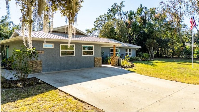 ranch-style house featuring a front yard