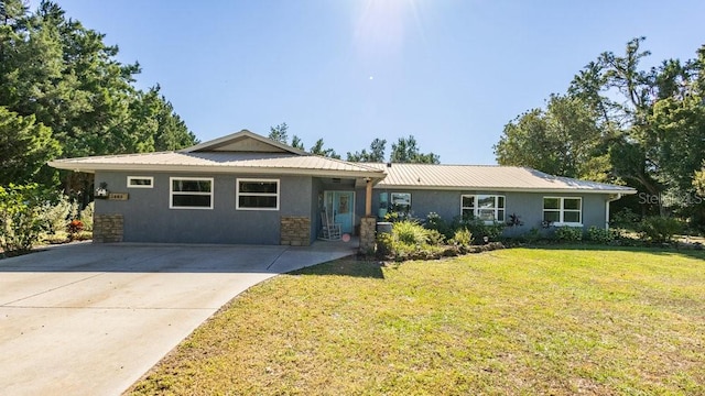 single story home featuring a front lawn