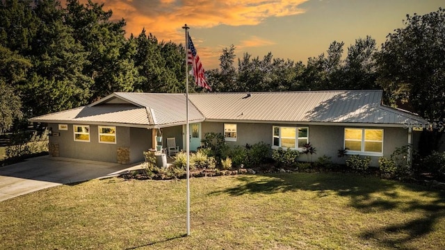 single story home featuring a lawn