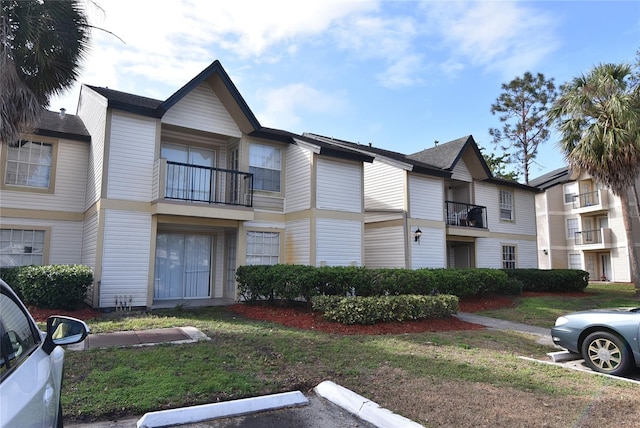 view of front of property featuring a front lawn