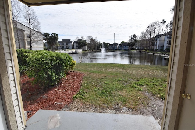 view of yard featuring a water view