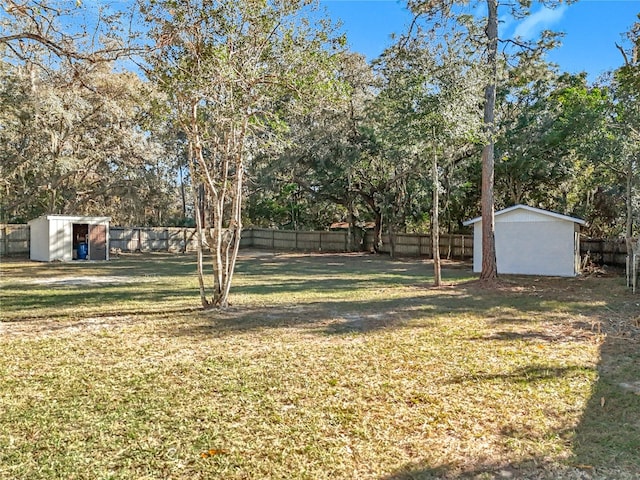 view of yard featuring a storage shed