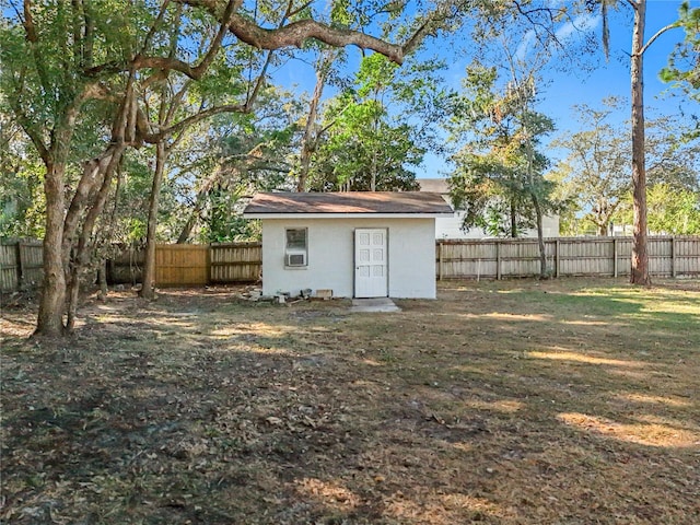 view of yard featuring an outbuilding