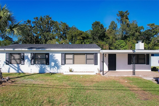 single story home featuring a front lawn