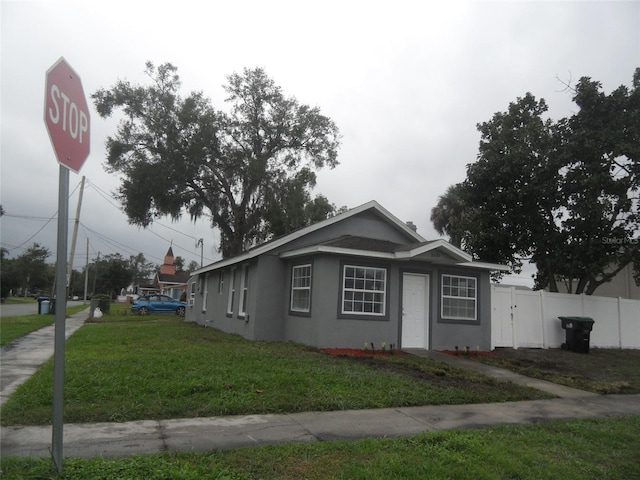 view of front of property featuring a front lawn