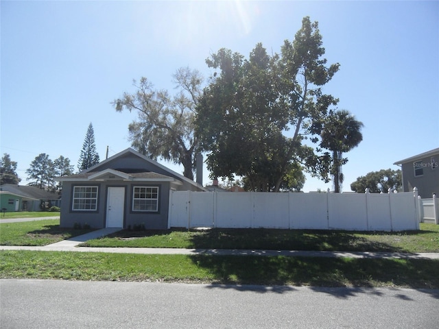 ranch-style house featuring a front yard