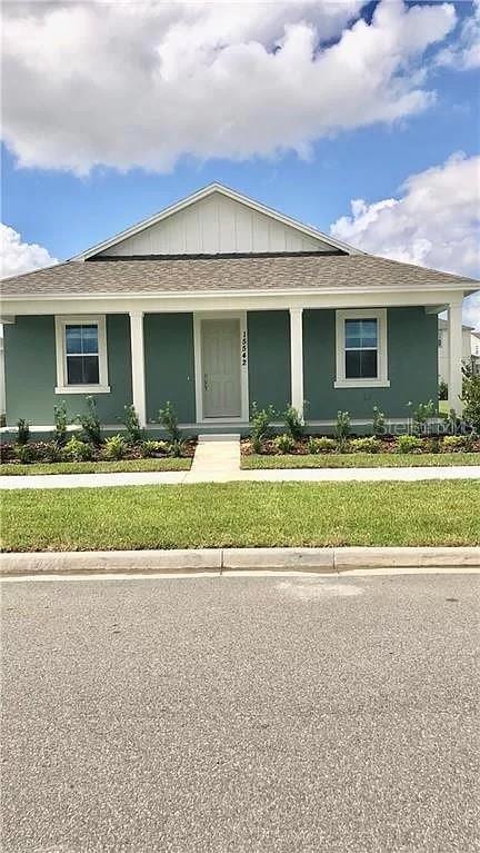 view of front of house with covered porch and a front yard