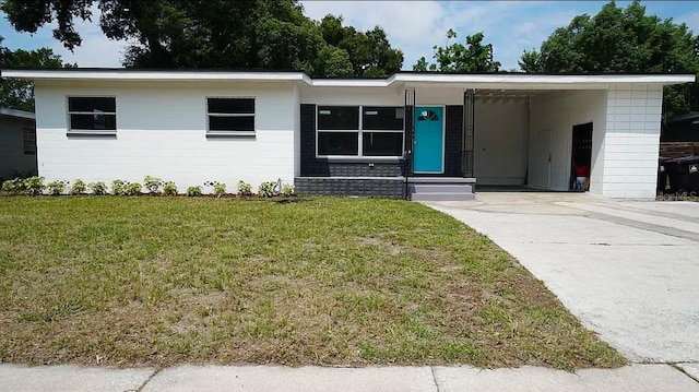 view of front of property featuring a front yard and a carport