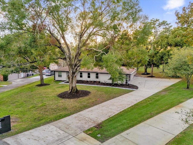 single story home with a front yard