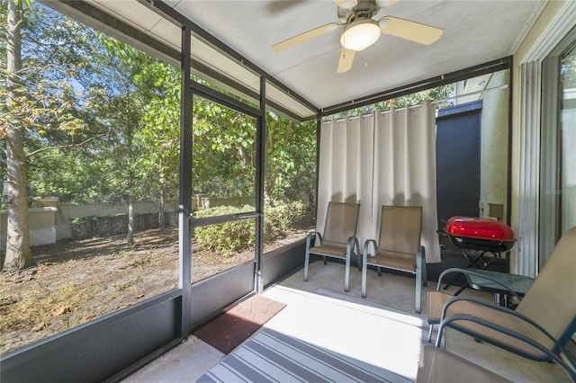 sunroom with ceiling fan