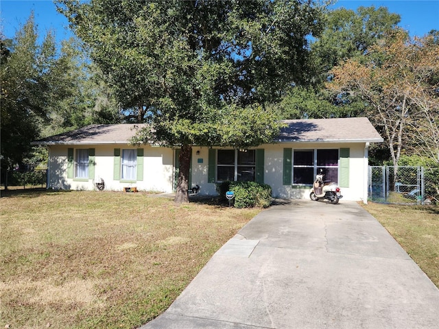 ranch-style home featuring a front lawn