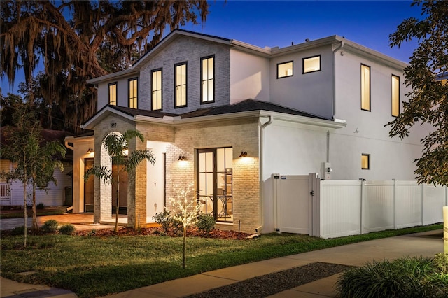 view of front of house featuring a front lawn