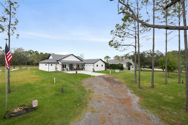 view of front of property featuring a front yard