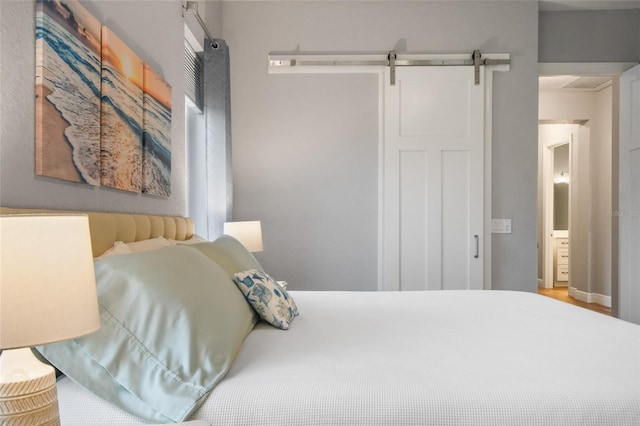 bedroom featuring a barn door